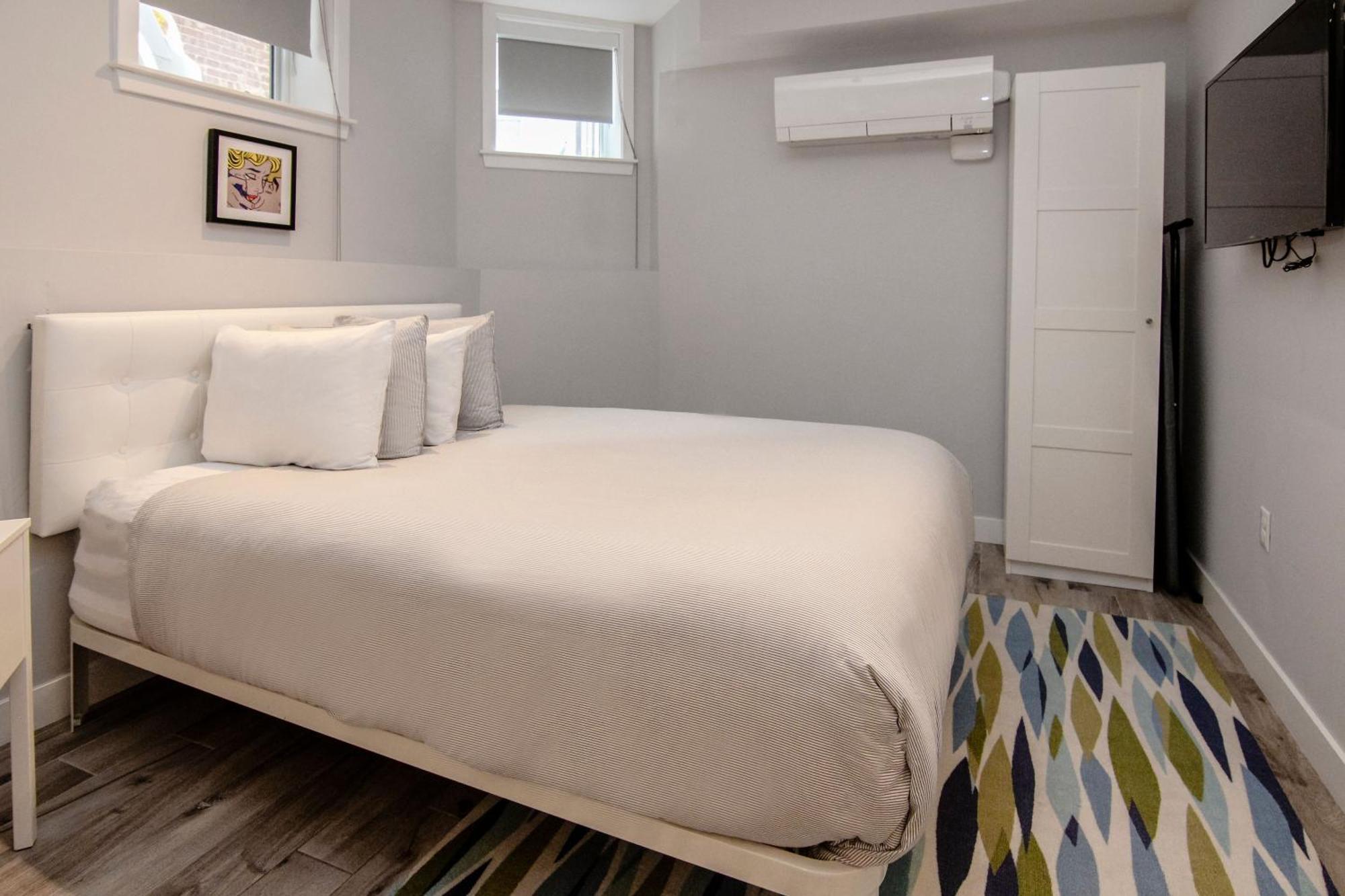 A Stylish Stay W/ A Queen Bed, Heated Floors.. #3 Brookline Exterior photo